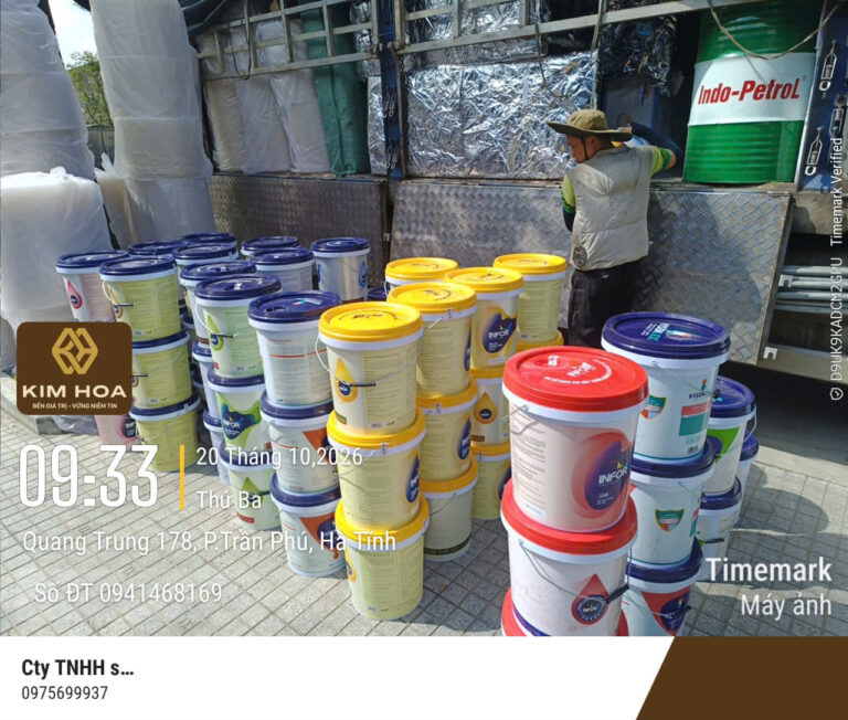 Những thùng sơn VISENLEX trên chuyến xe về kho Kim Hoa trong sáng 20/10