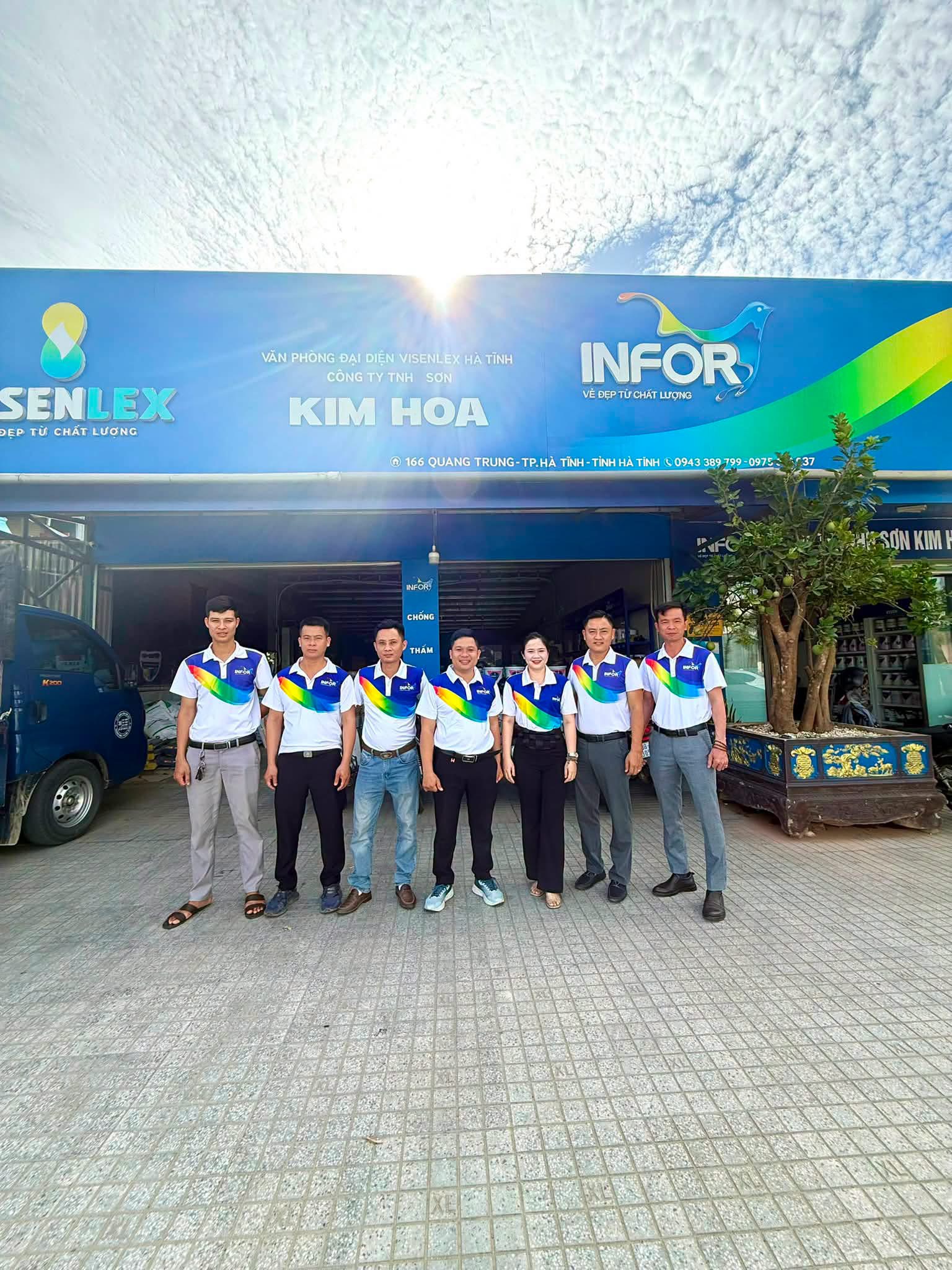 Đội ngũ Công ty sơn Kim Hoa trước cửa hàng tại Hà Tĩnh