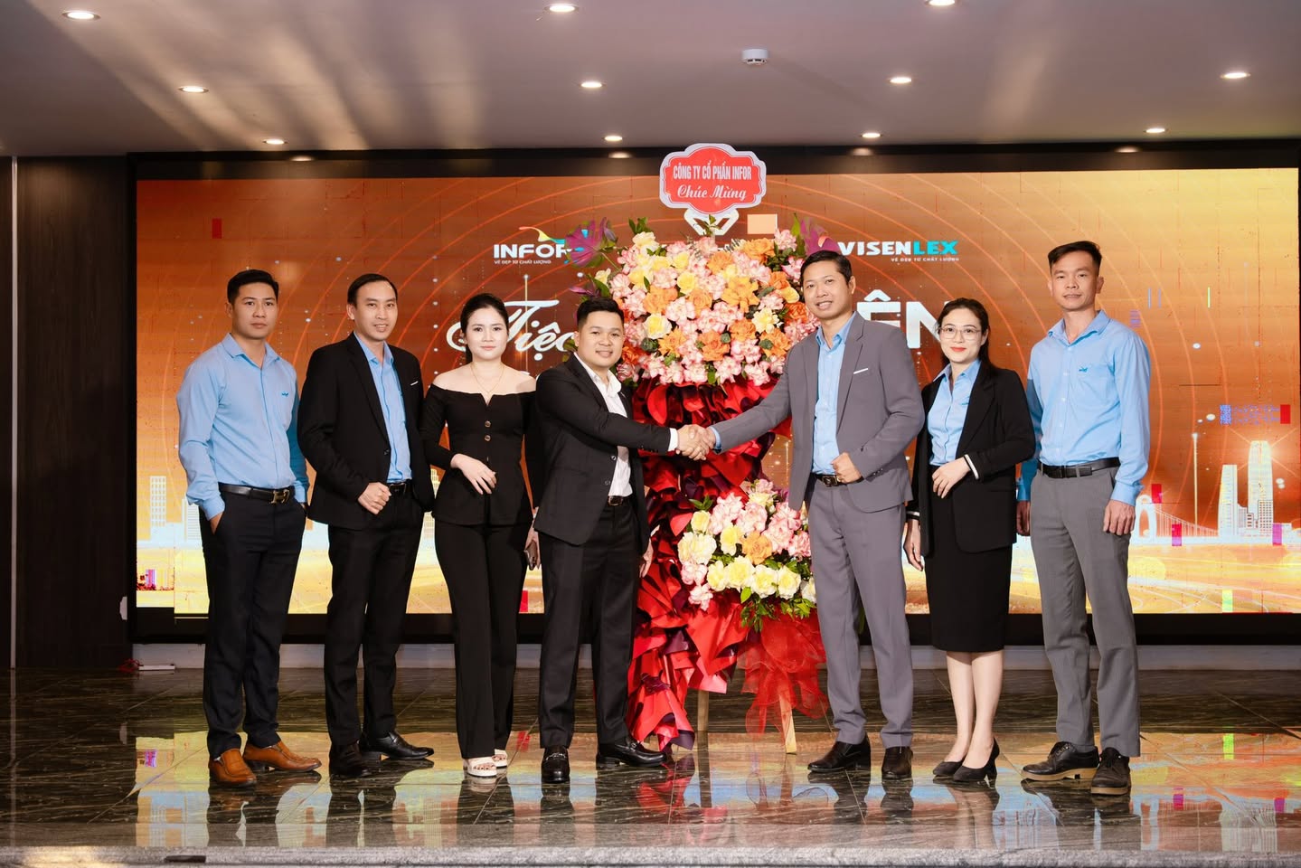 Khoảnh khắc chúc mừng tại tiệc tất niên Sơn Kim Hoa 2025