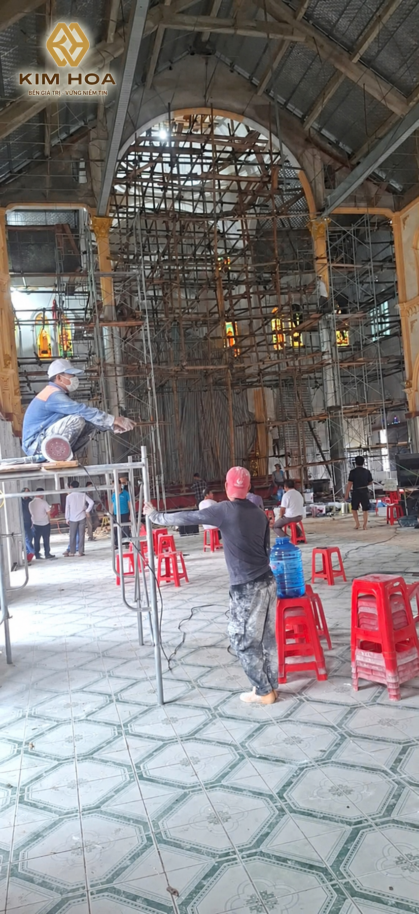 Giai đoạn thi công nội thất nhà thờ Chân Thành với giàn giáo và đội ngũ thực hiện