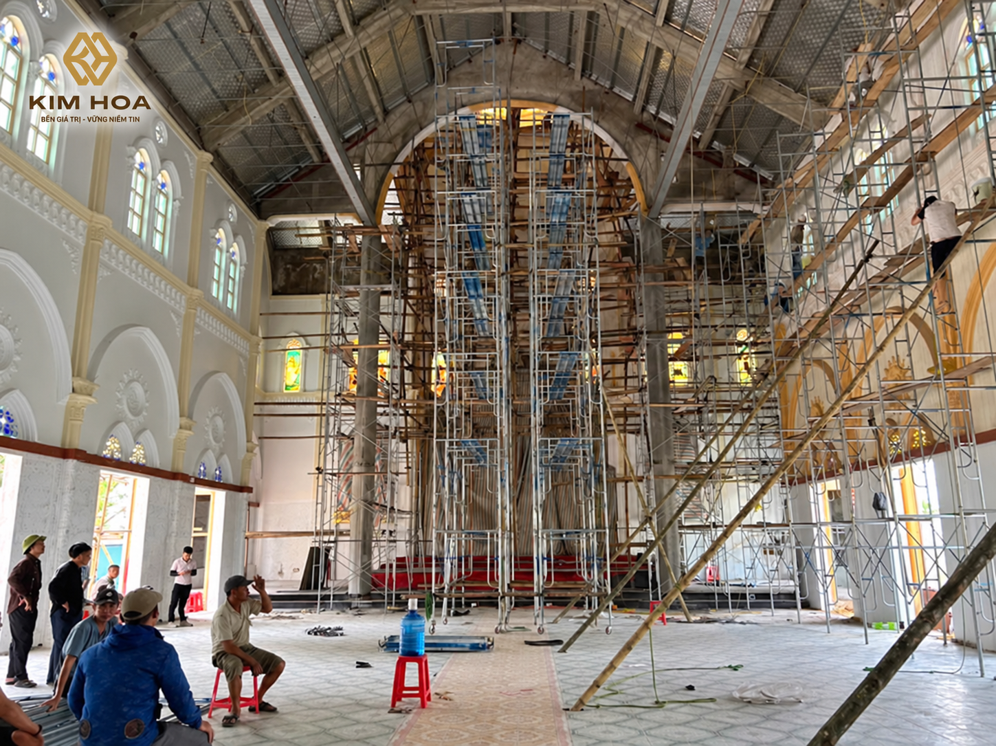 Giàn giáo trong nhà thờ giáo xứ Chân Thành ở giai đoạn thi công